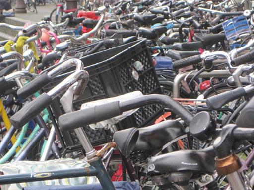 In den Städten gibt es zu wenig Parkplätze für Fahrräder.