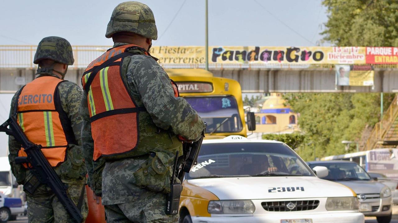 In Mexiko gibt es viel zu wenig Polizisten. Ein neues Gesetz soll Amtshilfe durch Soldaten erlauben. Praxis ist das längst. Mancherorts, wie hier an einer Landstraße zwischen Acapulco und Mexiko-Stadt, kontrollieren Militärs sogar den Verkehr.