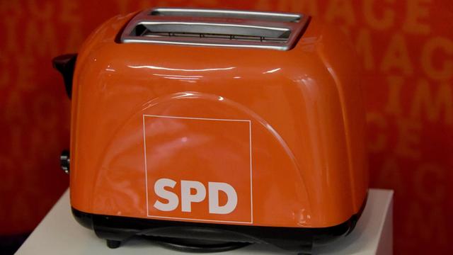 Ein Toaster im SPD-Design steht am 14.03.2015 an einem Verkaufsstand auf dem Landesparteitag in Neumünster (Schleswig-Holstein).