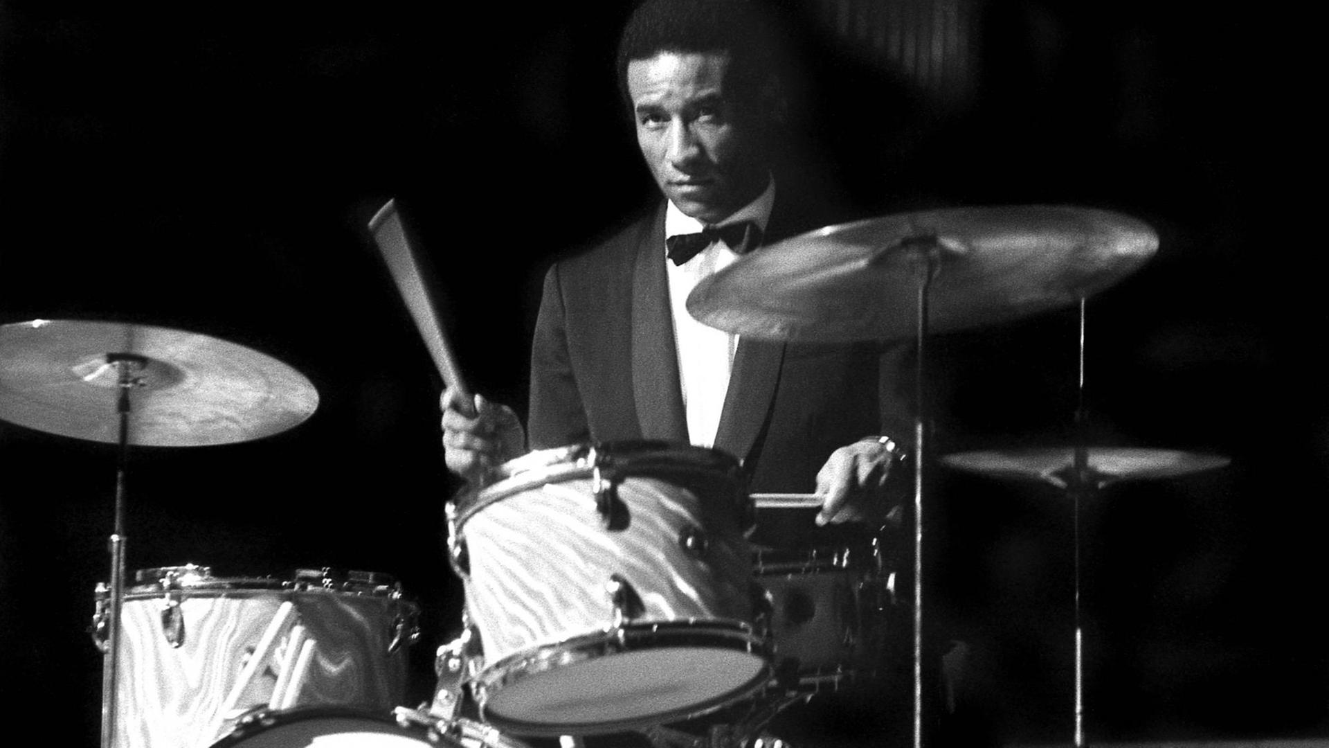 Der US-Jazzmusiker Max Roach spielt 1966 bei einem Konzert in der Nähe von Paris Schlagzeug. Der US-Jazzmusiker Max Roach spielt 1966 bei einem Konzert in der Nähe von Paris Schlagzeug.
