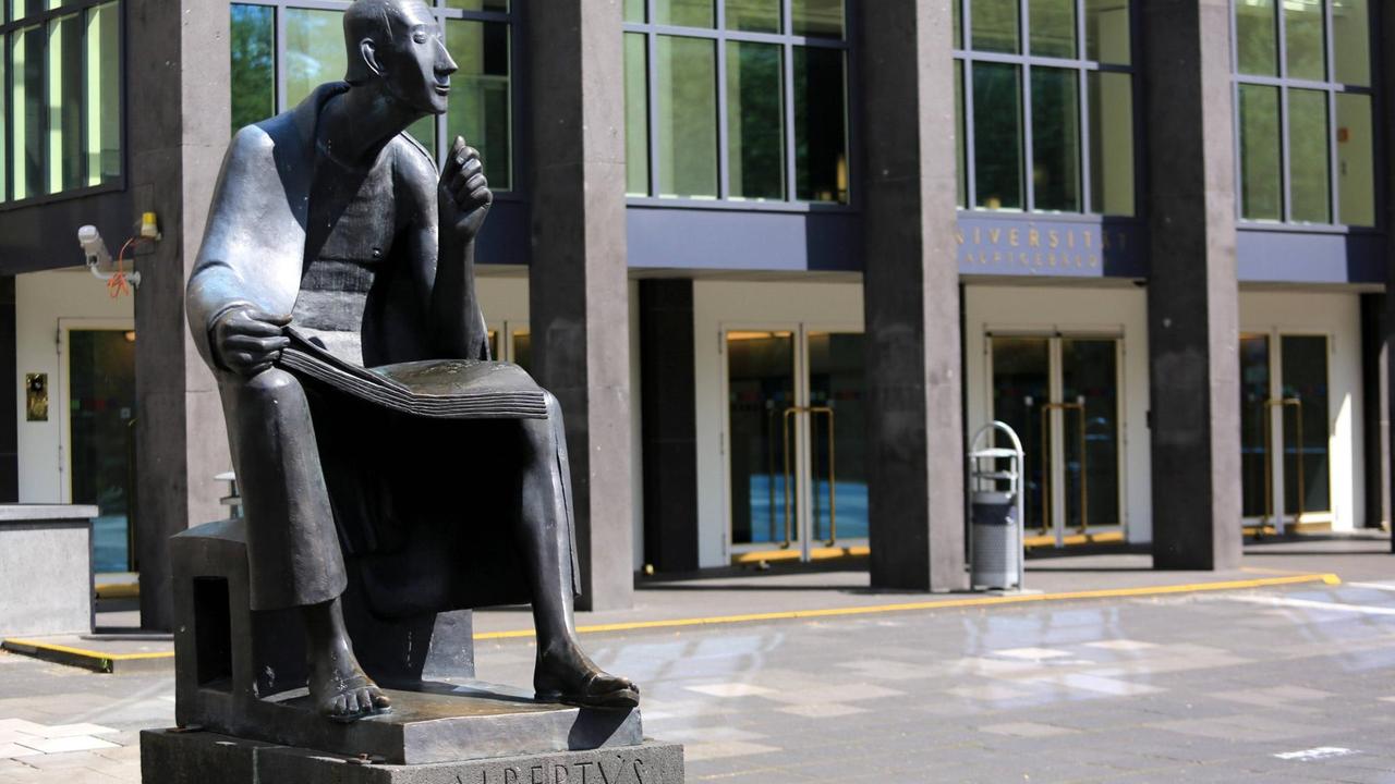 Albertus Magnus Statue vor der Universität zu Köln. Sie ist eine Hochschule mit dem klassischen Fächerspektrum einer Volluniversität. Am 15. Juni 2012 erhielt sie im Rahmen der dritten Hochschul-Exzellenzinitiative von Bund und Ländern den Exzellenzstatus. Die 1388 gegründete Alte Universität zählt zu den ältesten Universitäten in Europa. Albertus Magnus Statue vor der Universität zu Köln. Sie ist eine Hochschule mit dem klassischen Fächerspektrum einer Volluniversität. Am 15. Juni 2012 erhielt sie im Rahmen der dritten Hochschul-Exzellenzinitiative von Bund und Ländern den Exzellenzstatus. Die 1388 gegründete Alte Universität zählt zu den ältesten Universitäten in Europa.