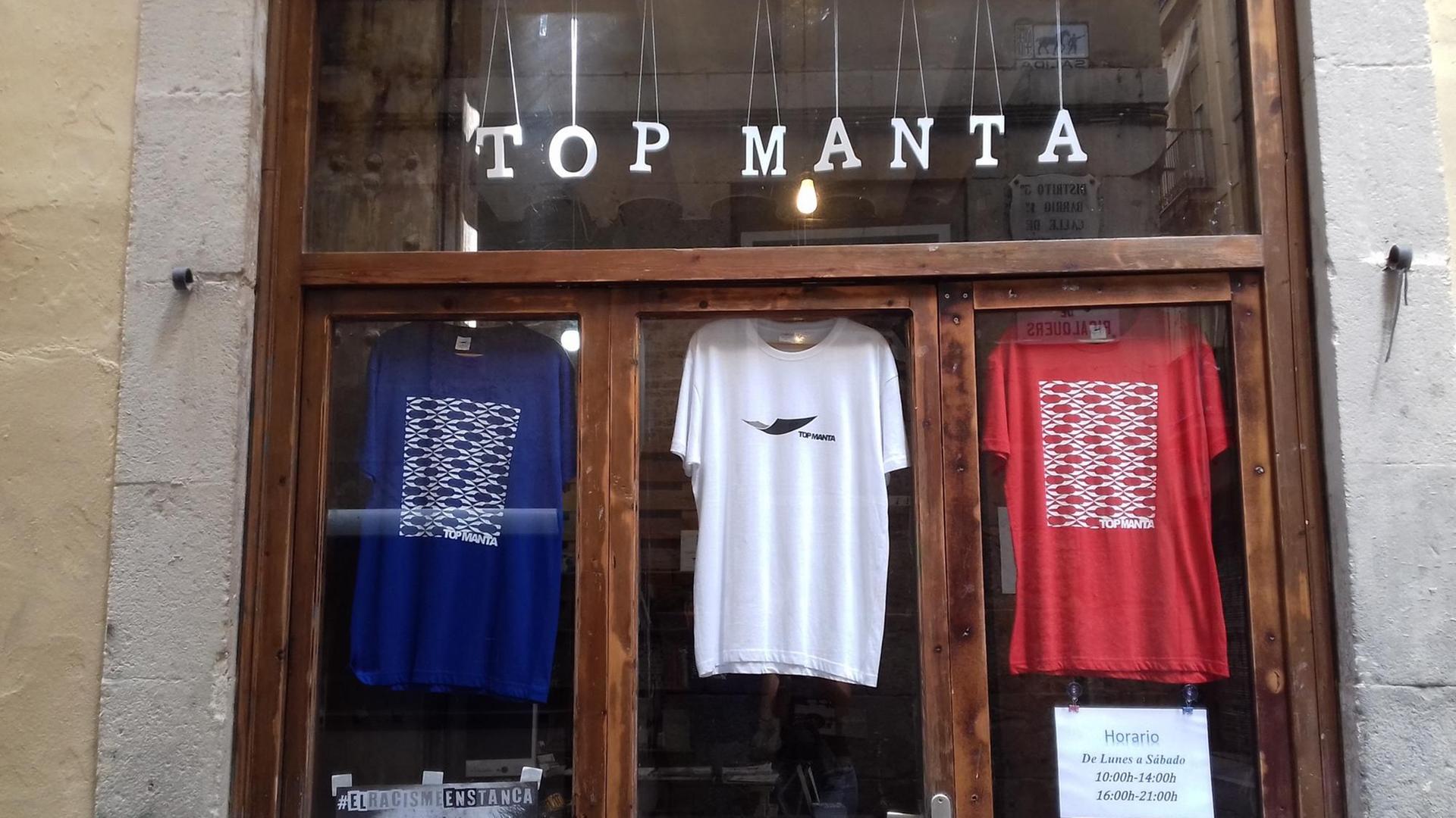 Der Shop der Straßenhändler von Barcelona. Im Schaufenster hängen drei T-Shirts des Labels "Top Manta"