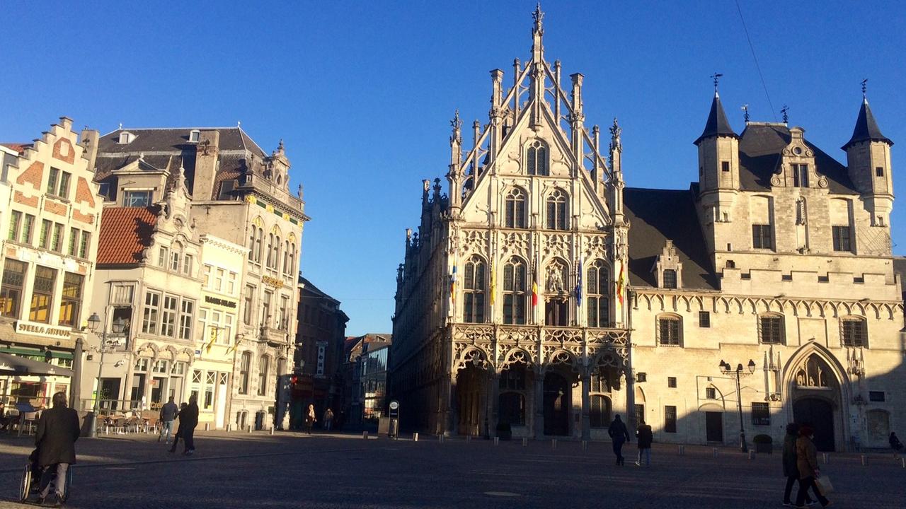 Rathaus am Großen Platz in Mechelen.