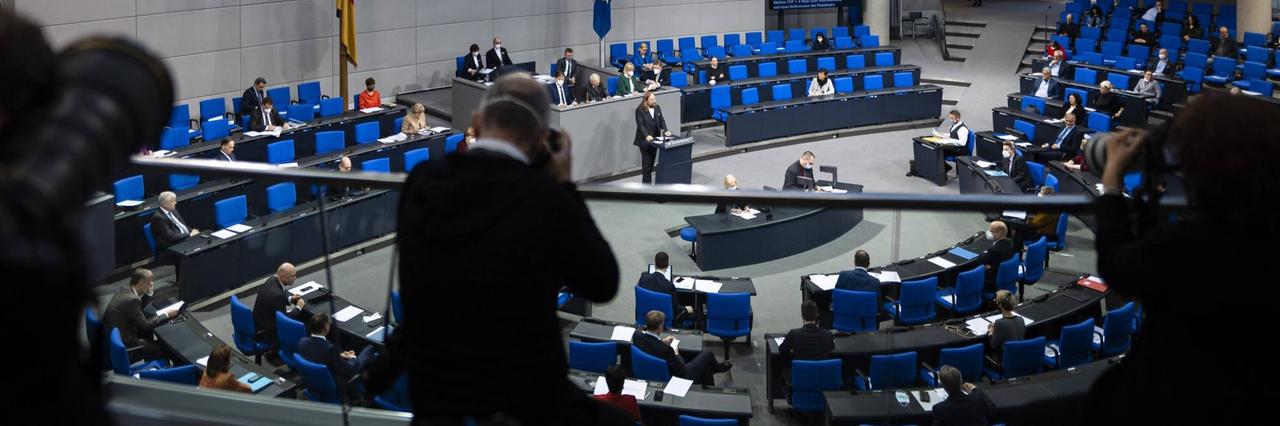 Das Plenum des Bundestags in Berlin. Am Rednerpult: der Grünen-Fraktionsvorsitzende Anton Hofreiter