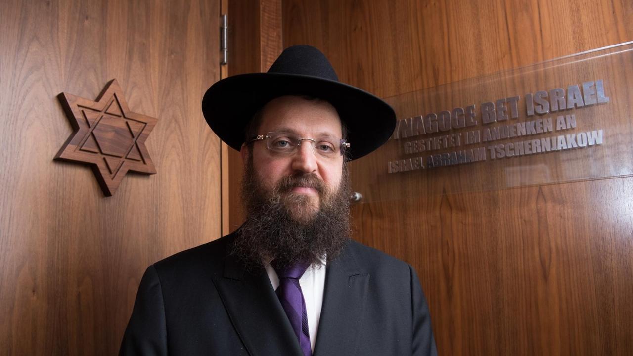 09.08.2019, Berlin: Rabbiner Yehuda Teichtal, aufgenommen vor Beginn eines Solidaritätsgebets. Der Rabbiner war Ende Juli in Begleitung eines seiner Kinder von zwei Männern auf Arabisch beschimpft und bespuckt worden. 09.08.2019, Berlin: Rabbiner Yehuda Teichtal, aufgenommen vor Beginn eines Solidaritätsgebets. Der Rabbiner war Ende Juli in Begleitung eines seiner Kinder von zwei Männern auf Arabisch beschimpft und bespuckt worden.