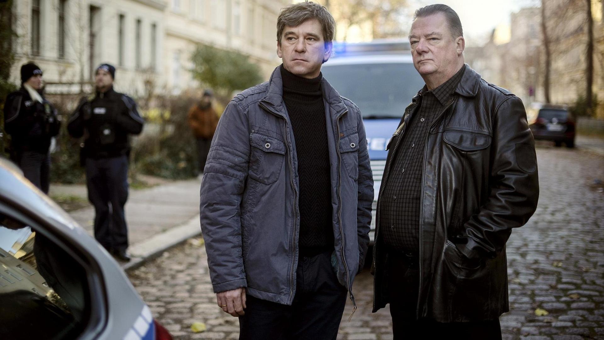 Kommissar Michael Lehmann (Peter Schneider) und Kommissar Henry Koitzsch (Peter Kurth) am Tatort. Kommissar Michael Lehmann (Peter Schneider) und Kommissar Henry Koitzsch (Peter Kurth) am Tatort.