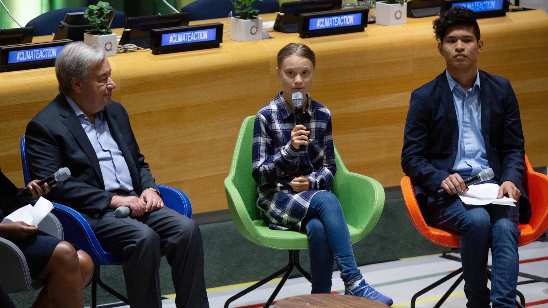 Greta Thunberg, in der Mitte, links neben ihr UNO-Generalsekretär Antonio Guterres, während des UNO-Jugend-Klimagipfels in New York Greta Thunberg, in der Mitte, links neben ihr UNO-Generalsekretär Antonio Guterres, während des UNO-Jugend-Klimagipfels in New York