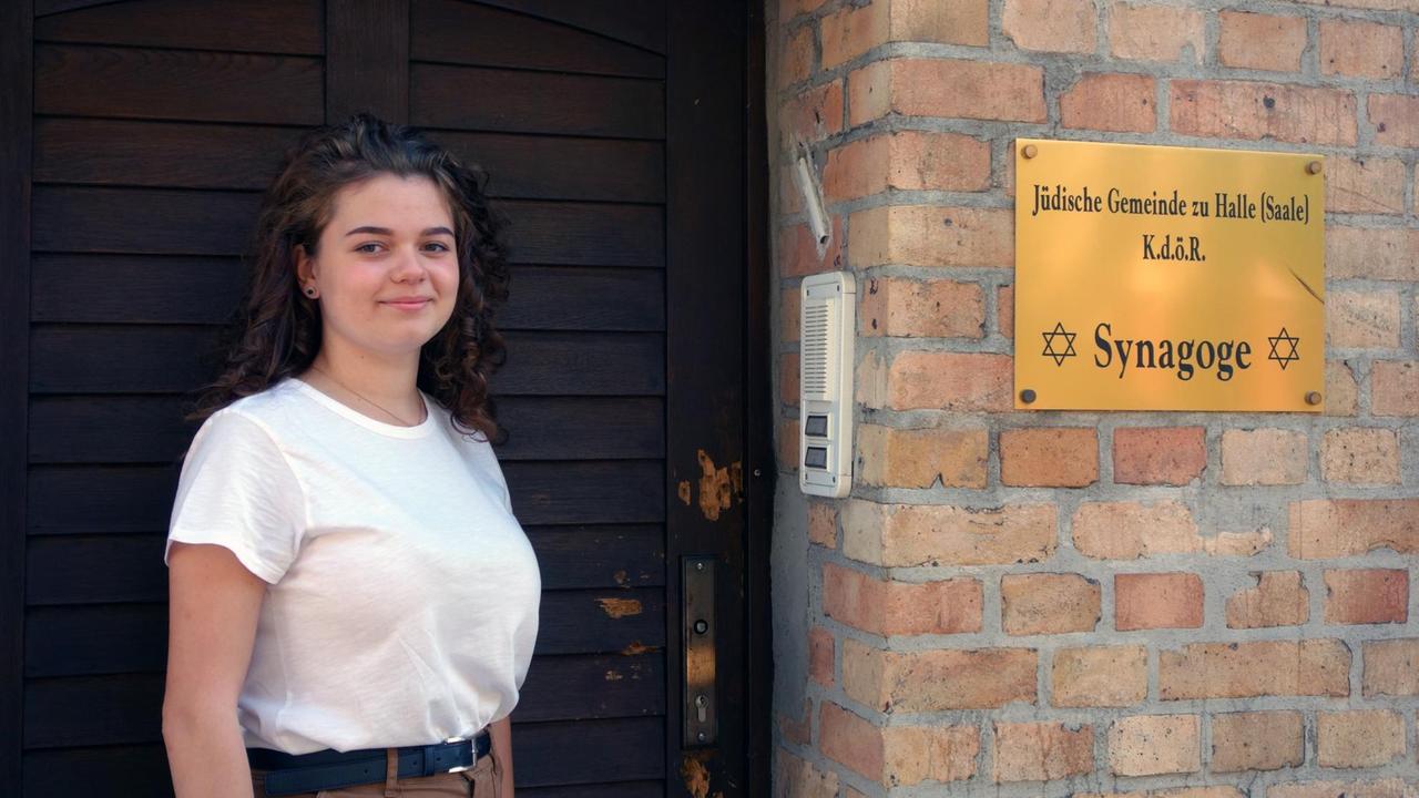 Porträt der angehenden Kunststudentin Lidia Edel vor der hölzernen Eingangstür zur Synagoge Porträt der angehenden Kunststudentin Lidia Edel vor der hölzernen Eingangstür zur Synagoge