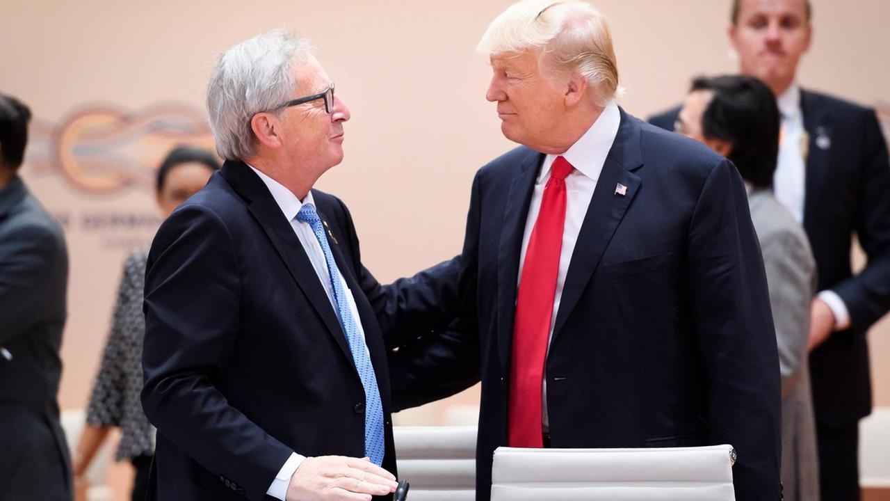EU-Kommissionspräsident Jean-Claude Juncker (l.) und US-Präsident Donald Trump, hier während des G20-Gipfels in Hamburg am 8. Juli 2017 EU-Kommissionspräsident Jean-Claude Juncker (l.) und US-Präsident Donald Trump, hier während des G20-Gipfels in Hamburg am 8. Juli 2017