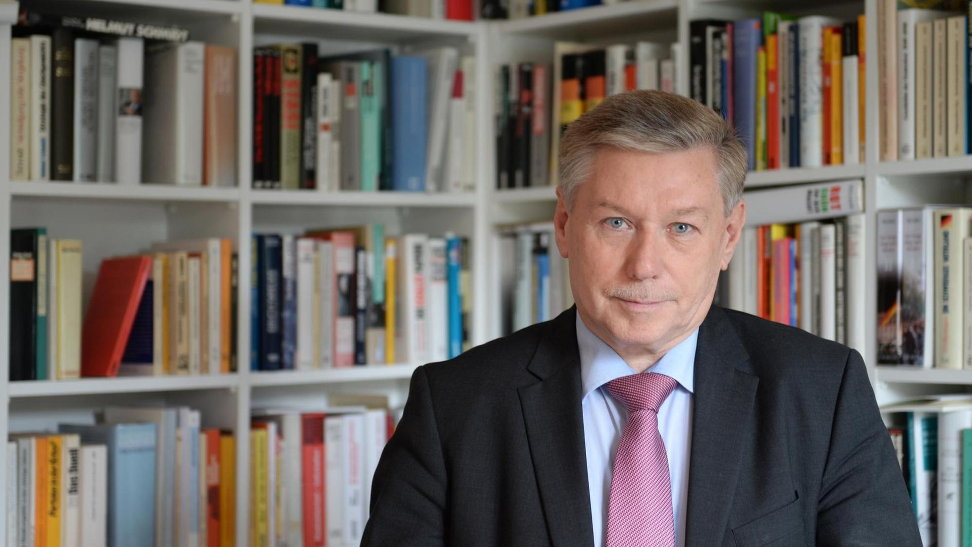 Der Potsdamer Historiker Manfred Görtemaker, fotografiert vor einer Bücherwand Der Potsdamer Historiker Manfred Görtemaker, fotografiert vor einer Bücherwand