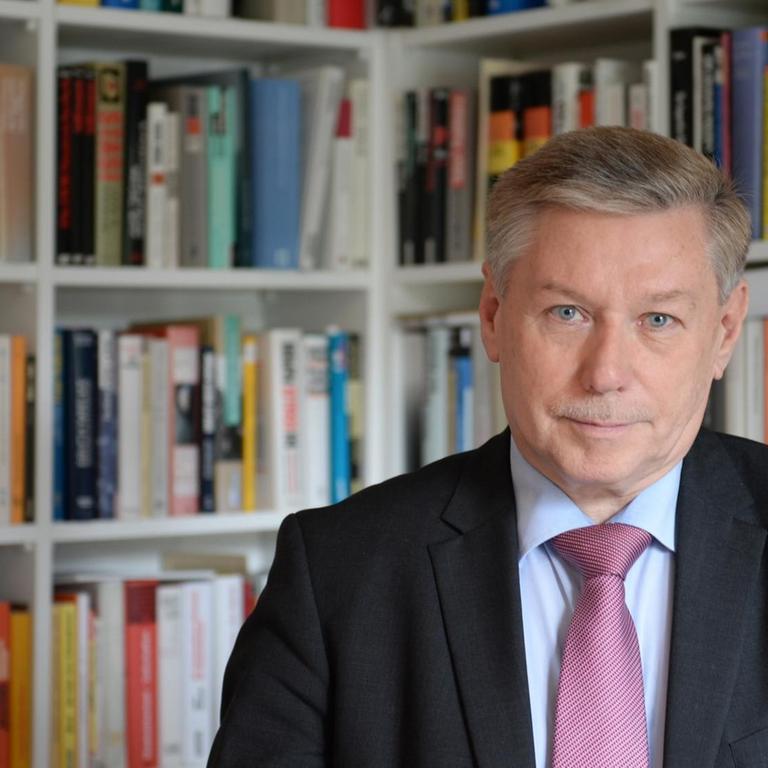 Der Potsdamer Historiker Manfred Görtemaker, fotografiert vor einer Bücherwand Der Potsdamer Historiker Manfred Görtemaker, fotografiert vor einer Bücherwand