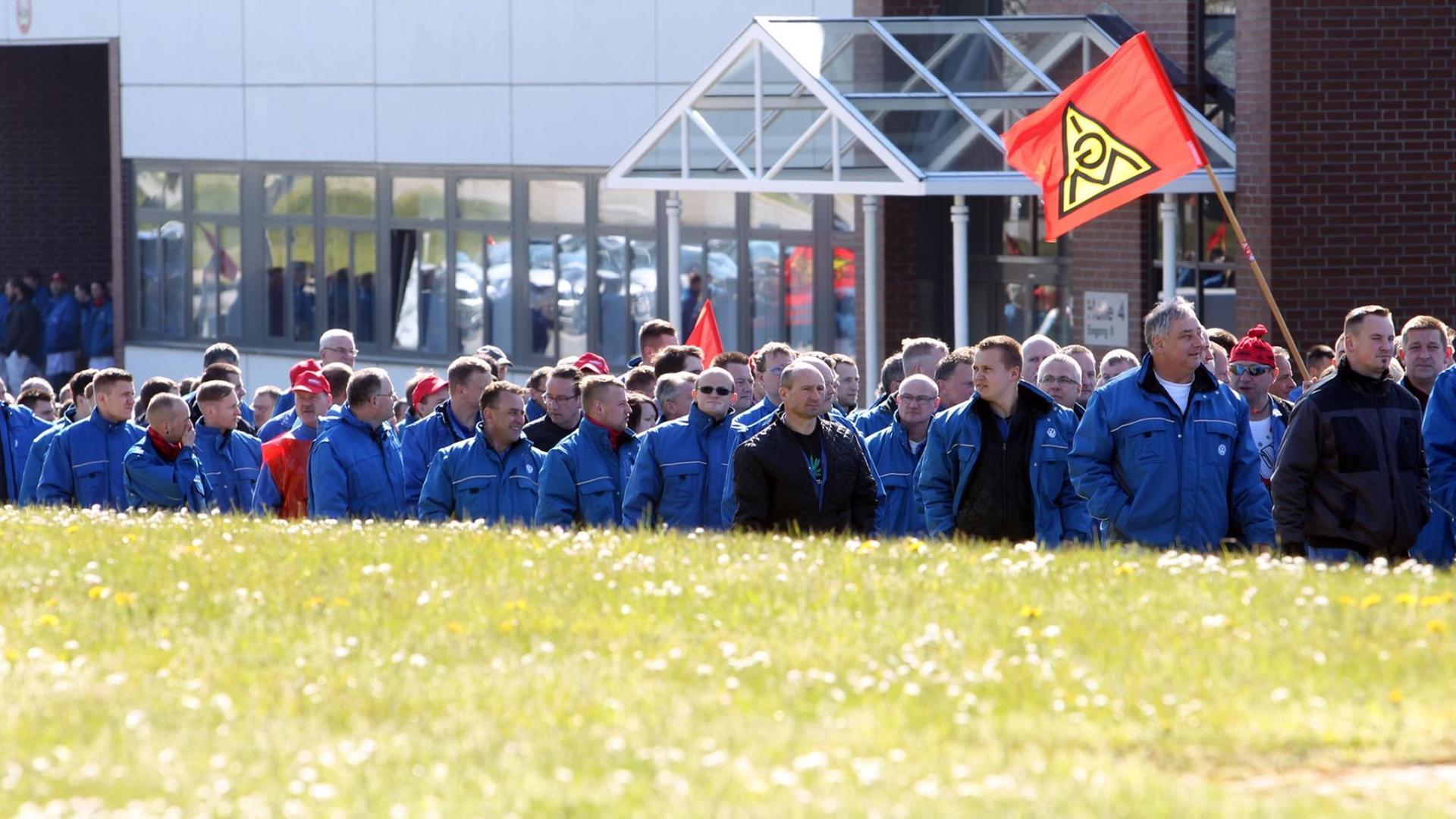 Beschäftigte des VW-Werkes Zwickau demonstrieren am 29.04.2016 in Zwickau (Sachsen) auf dem Werksgelände zum Warnstreikauftakt der IG Metall.