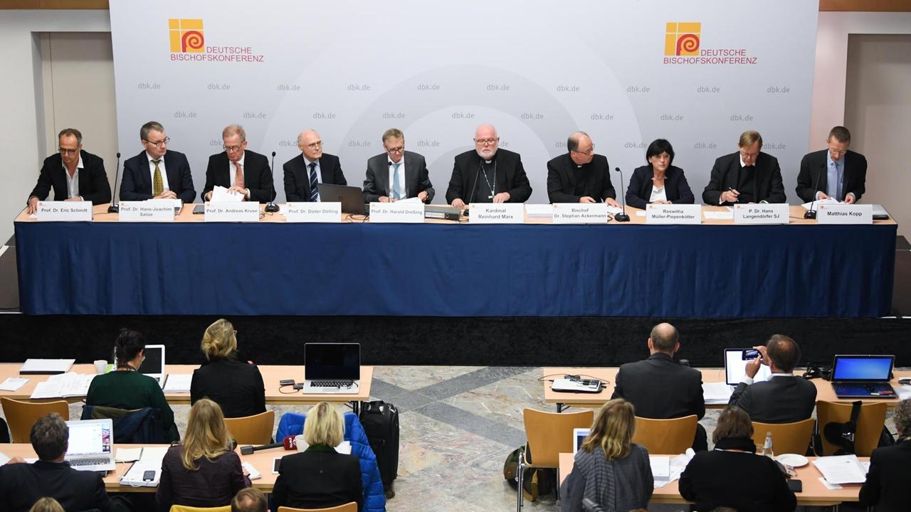 Das Foto zeigt die Pressekonferenz für die Studie zum Missbrauch in der Katholischen Kirche, in der Mitte Kardinal Reinhard Marx (M), Vorsitzender der Deutschen Bischofskonferenz. Das Foto zeigt die Pressekonferenz für die Studie zum Missbrauch in der Katholischen Kirche, in der Mitte Kardinal Reinhard Marx (M), Vorsitzender der Deutschen Bischofskonferenz.