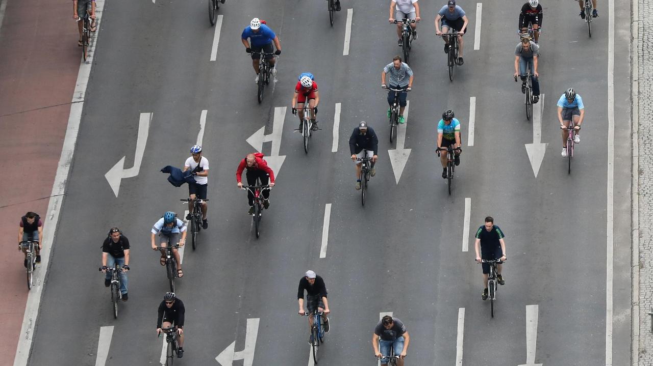 Berlin: Radfahrer nehmen an der ADFC-Fahrrad-Sternfahrt unter dem Motto "Mobilitätsgesetz verabschieden - für saubere Luft und ein fahrradfreundliches Berlin!» teil. Gestartet wurde in verschiedenen Teilen Berlins. Berlin: Radfahrer nehmen an der ADFC-Fahrrad-Sternfahrt unter dem Motto "Mobilitätsgesetz verabschieden - für saubere Luft und ein fahrradfreundliches Berlin!» teil. Gestartet wurde in verschiedenen Teilen Berlins.