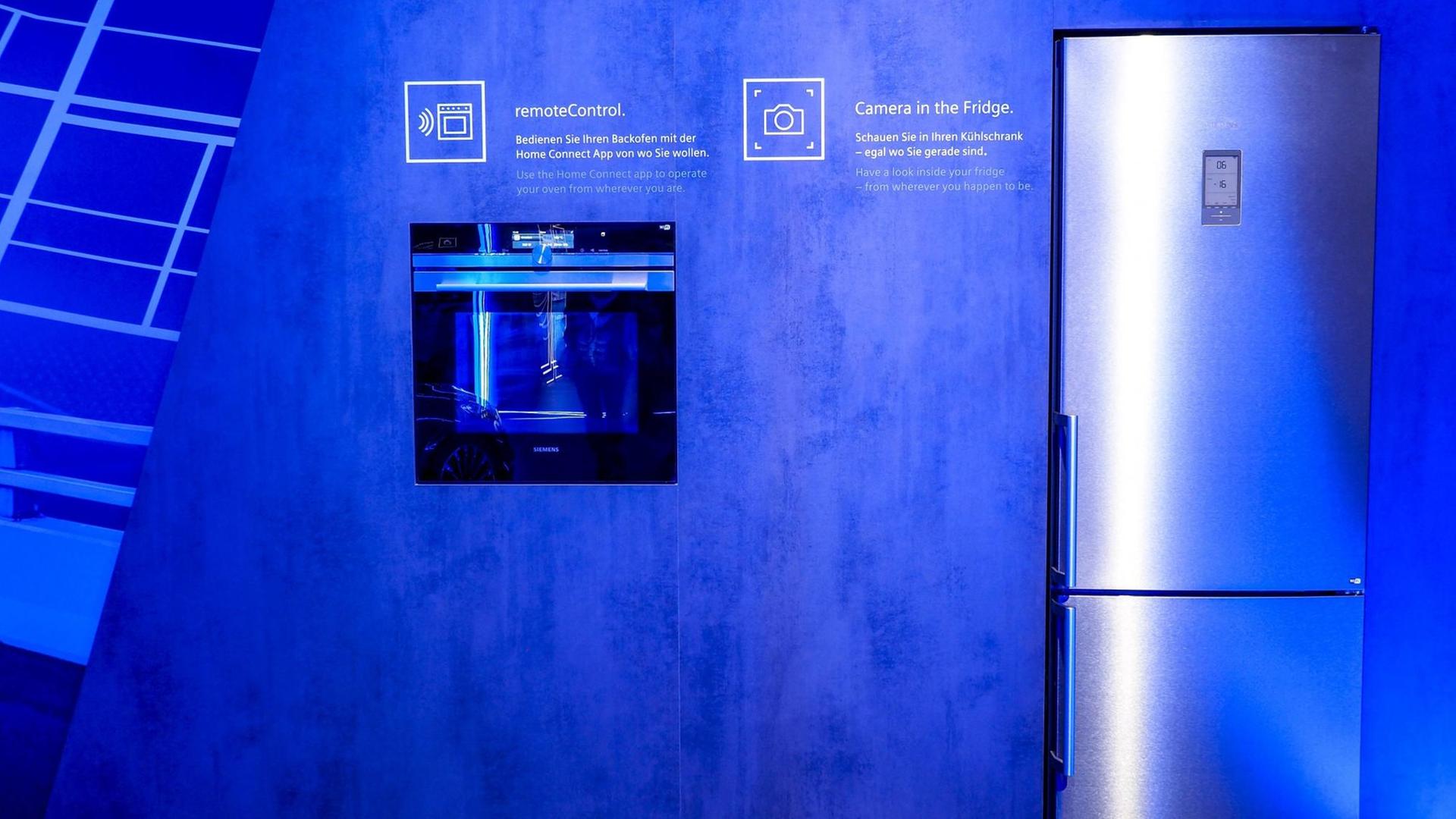 Ein Herd und ein Küglschrank von Siemens, auf der IFA 2018 in Berlin Ein Herd und ein Küglschrank von Siemens, auf der IFA 2018 in Berlin