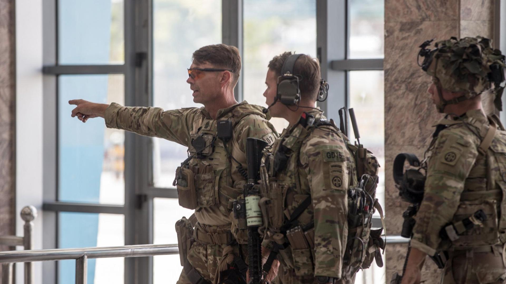 US-Soldaten bei der Evakuierungsaktion auf dem Hamid-Karzai-Flughafen in Kabul, Afghanistan US-Soldaten bei der Evakuierungsaktion auf dem Hamid-Karzai-Flughafen in Kabul, Afghanistan