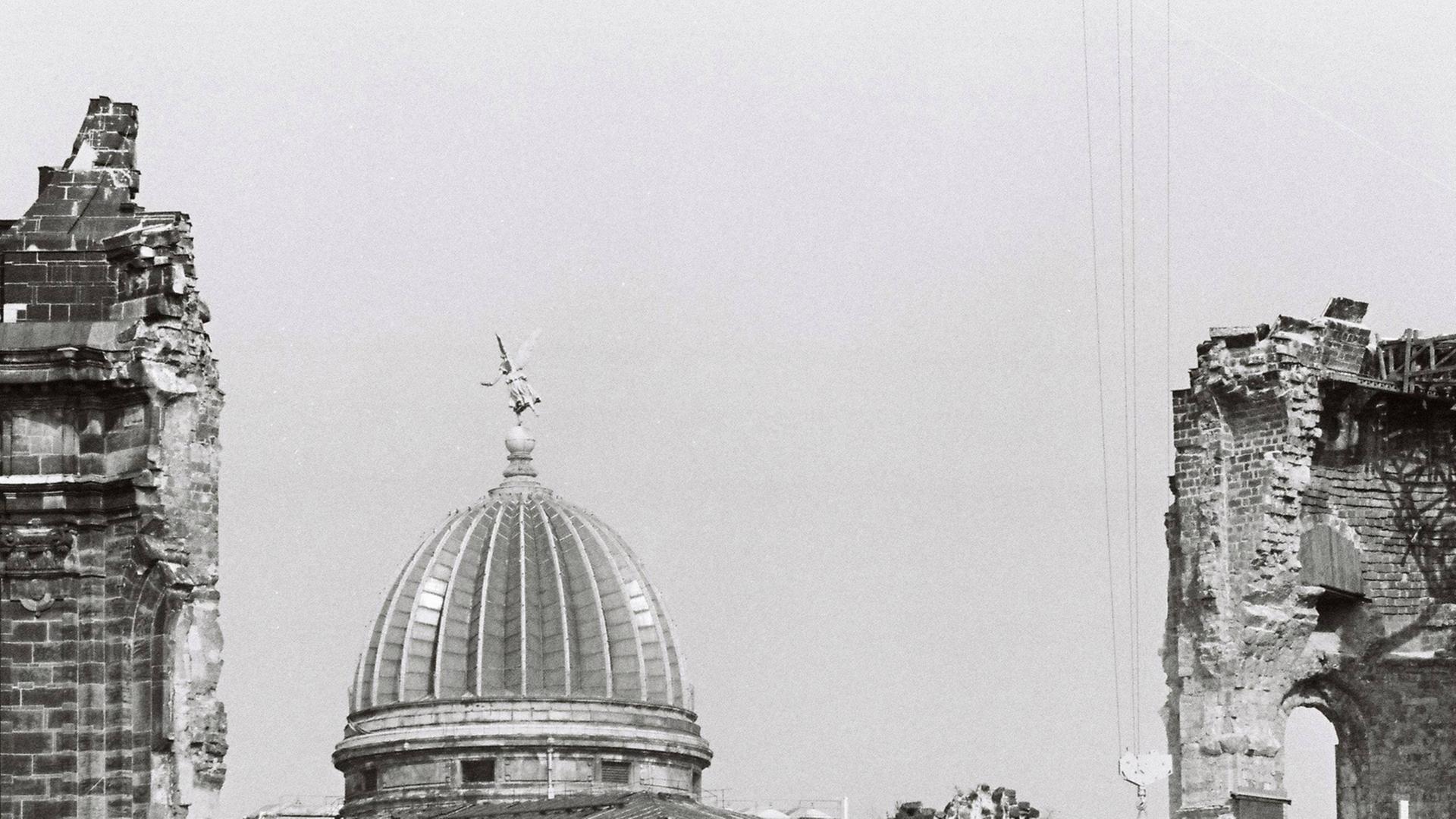 Die Ruinen der zerstörten Dresdner Frauenkirche Die Ruinen der zerstörten Dresdner Frauenkirche