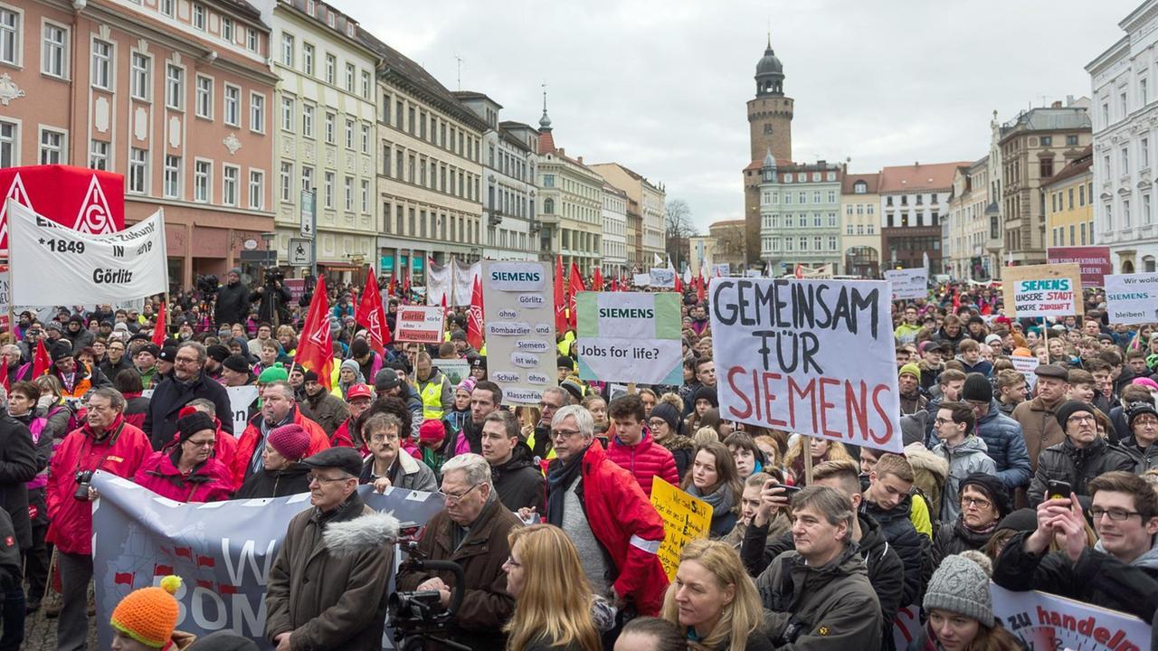 Beschäftigte von Siemens und Bombardier nehmen auf dem Obermarkt in Görlitz (Sachsen) an einer Demonstration der IG Metall Ostsachsen für den Erhalt ihrer Arbeitsplätze teil Beschäftigte von Siemens und Bombardier nehmen auf dem Obermarkt in Görlitz (Sachsen) an einer Demonstration der IG Metall Ostsachsen für den Erhalt ihrer Arbeitsplätze teil