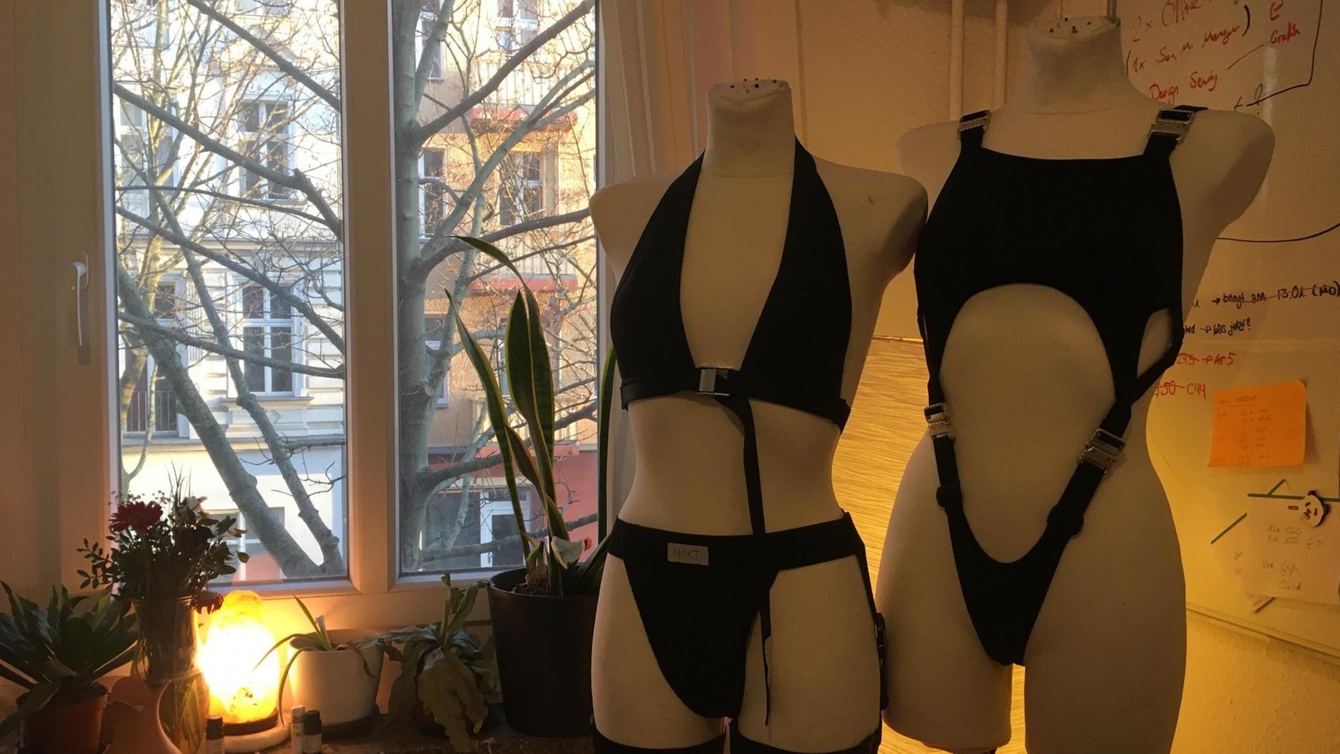 Blick in ein Atelier mit zwei spärlich bekleideten Schneiderpuppen Blick in ein Atelier mit zwei spärlich bekleideten Schneiderpuppen