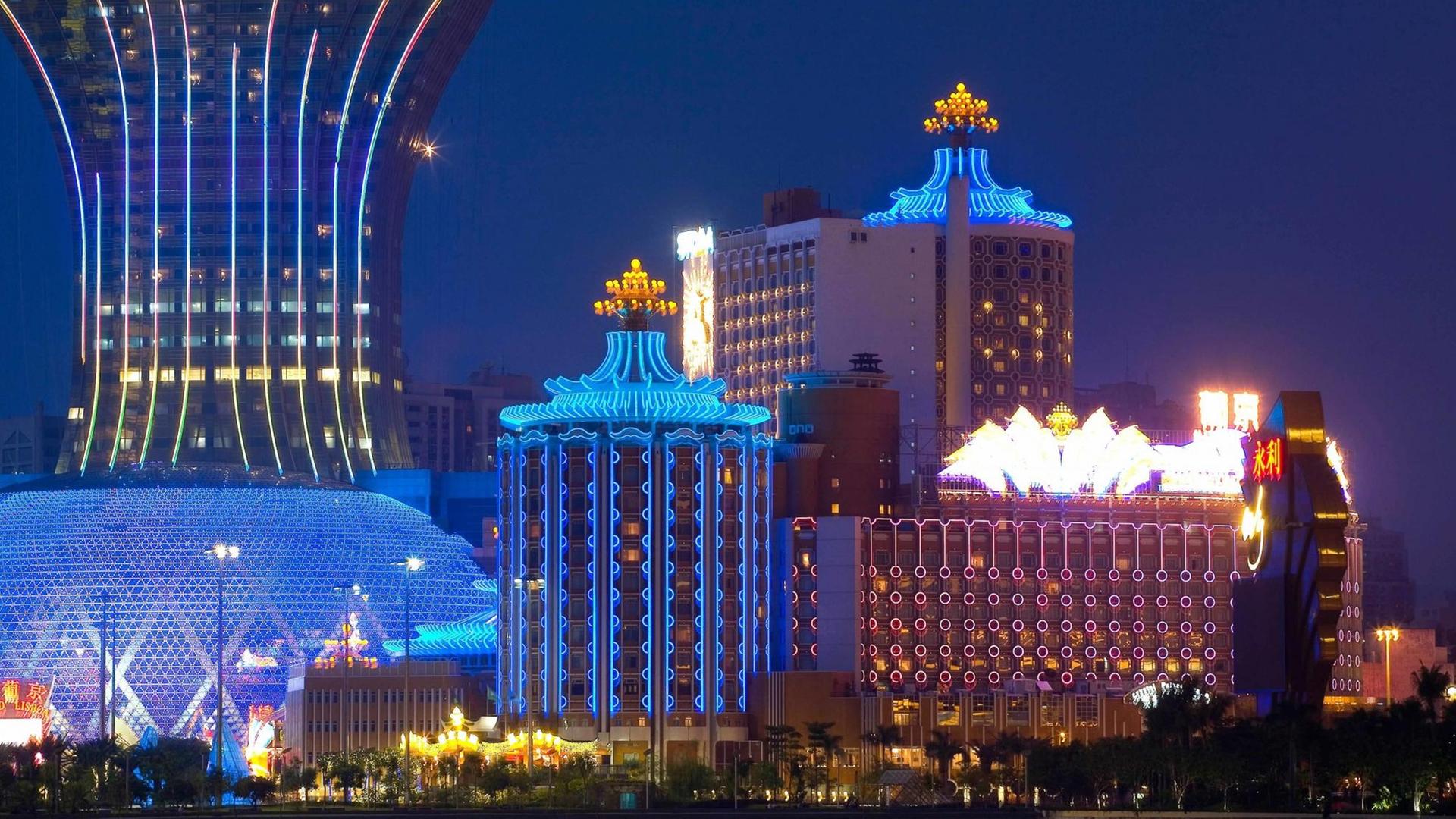 Blick auf die Skyline von Macau mit den vielen Casinos Blick auf die Skyline von Macau mit den vielen Casinos