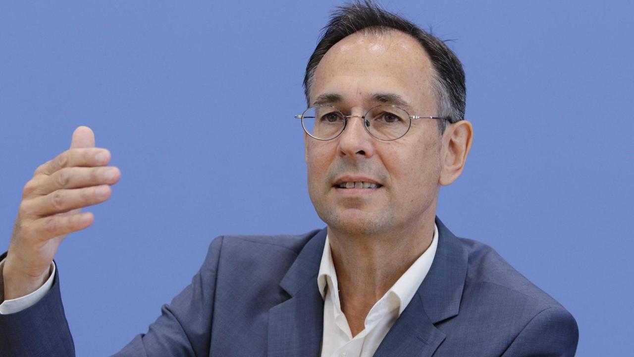 10.06.2015, Berlin, Deutschland - Pressekonferenz, Stellung von Deutschland in der internationalen Vergleichsstudie, Migrant Integration Policy Index, MIPEX. Foto: Prof. Dr. Andreas Zick, Sprecher Rat für Migration und Konfliktforscher und Leiter des Instituts für interdisziplinäre Konflikt- und Gewaltforschung, IKG, an der Universität Bielefeld.
10 06 2015 Berlin Germany Press conference Position from Germany in the International Immigrant Integration Policy Index Photo Prof Dr Andreas Zick Spokesman Council for Migration and and Leader the Institute for Interdisciplinary Conflict and Violence Research ICG to the University Bielefeld 10.06.2015, Berlin, Deutschland - Pressekonferenz, Stellung von Deutschland in der internationalen Vergleichsstudie, Migrant Integration Policy Index, MIPEX. Foto: Prof. Dr. Andreas Zick, Sprecher Rat für Migration und Konfliktforscher und Leiter des Instituts für interdisziplinäre Konflikt- und Gewaltforschung, IKG, an der Universität Bielefeld.
10 06 2015 Berlin Germany Press conference Position from Germany in the International Immigrant Integration Policy Index Photo Prof Dr Andreas Zick Spokesman Council for Migration and and Leader the Institute for Interdisciplinary Conflict and Violence Research ICG to the University Bielefeld
