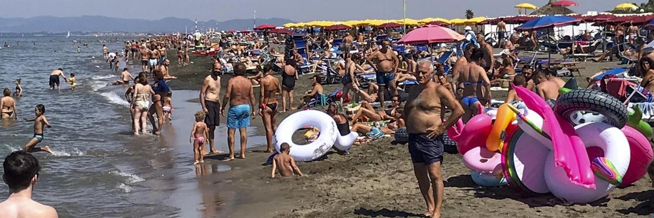 Ein überfüllter Strand in Italien. Ein überfüllter Strand in Italien.