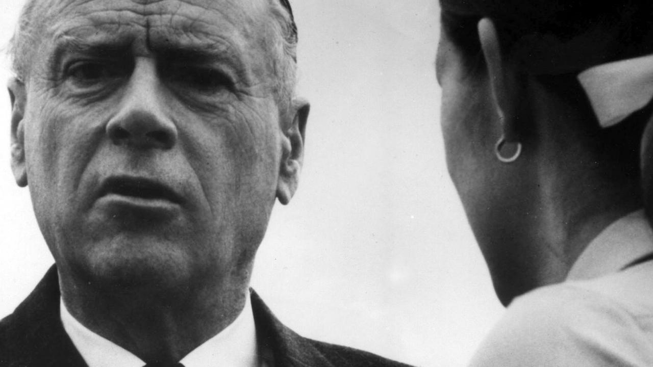 Schwarzweißporträt des Medientheoretikers Marshall McLuhan Schwarzweißporträt des Medientheoretikers Marshall McLuhan