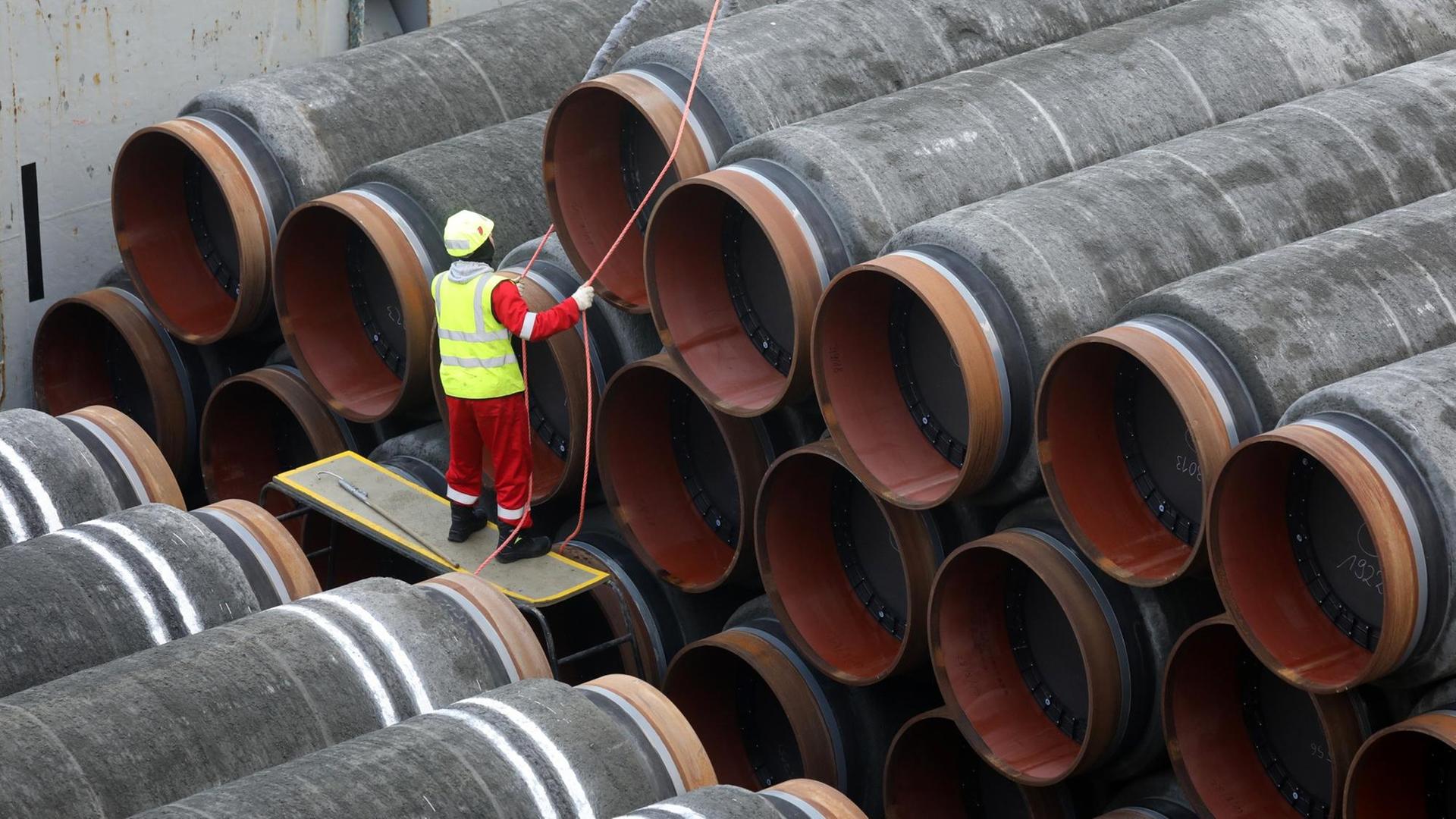 Das Verlegeschiff "Audacia" verlegt in der Ostsee vor der Insel Rügen Rohre für die Gaspipeline Nord Stream 2. Das Verlegeschiff "Audacia" verlegt in der Ostsee vor der Insel Rügen Rohre für die Gaspipeline Nord Stream 2.