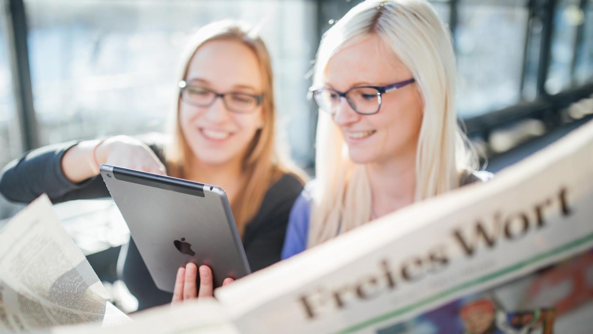Zwei Frauen betrachten am 26.01.2017 in Suhl ( Thueringen ) die App " insuedthueringen " auf einem Tablet und die Printausgabe der Tageszeitung " Freies Wort". Zwei Frauen betrachten am 26.01.2017 in Suhl ( Thueringen ) die App " insuedthueringen " auf einem Tablet und die Printausgabe der Tageszeitung " Freies Wort".