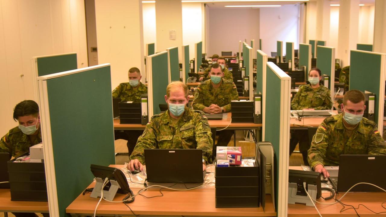 Bundeswehrsoldaten sitzen an ihren Arbeitsplätzen im Gesundheitsamt in ...</p>

                        <a href=