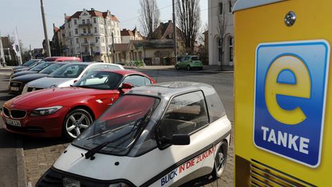 Ein Elektroauto wird in Kassel an einer Tankstelle mit Strom aufgetankt.
