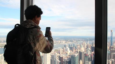 Ein Besucher fotografiert aus dem 102. Stock im Empire State Building. Es gehört zu den ältesten, höchsten und beliebtesten Wolkenkratzern New Yorks - aber die Konkurrenz wächst.