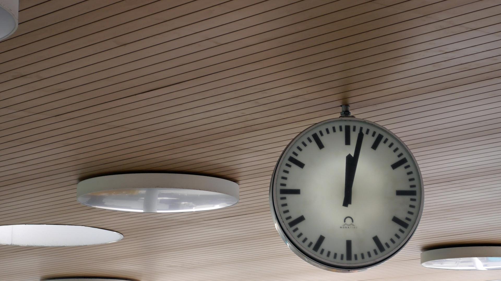 Eine Uhr zeigt zwei Minuten nach Zwölf. Eine Uhr zeigt zwei Minuten nach Zwölf.