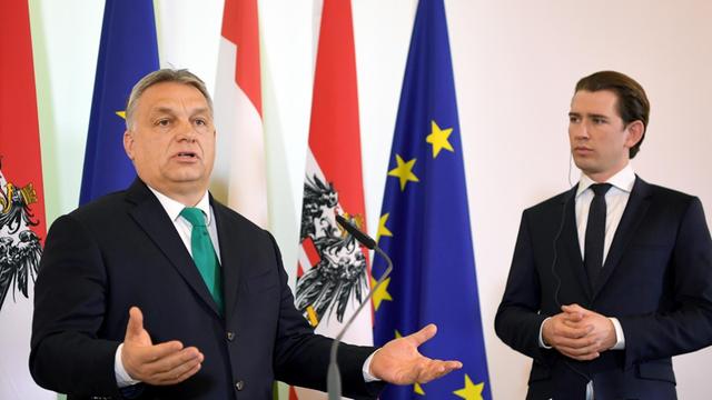 Das Bild zeigt Viktor Orban (l), Ministerpräsident von Ungarn, und Sebastian Kurz, Bundeskanzler von Österreich. Sie sprechen auf einer gemeinsamen Pressekonferenz nach ihrem Arbeitstreffen.