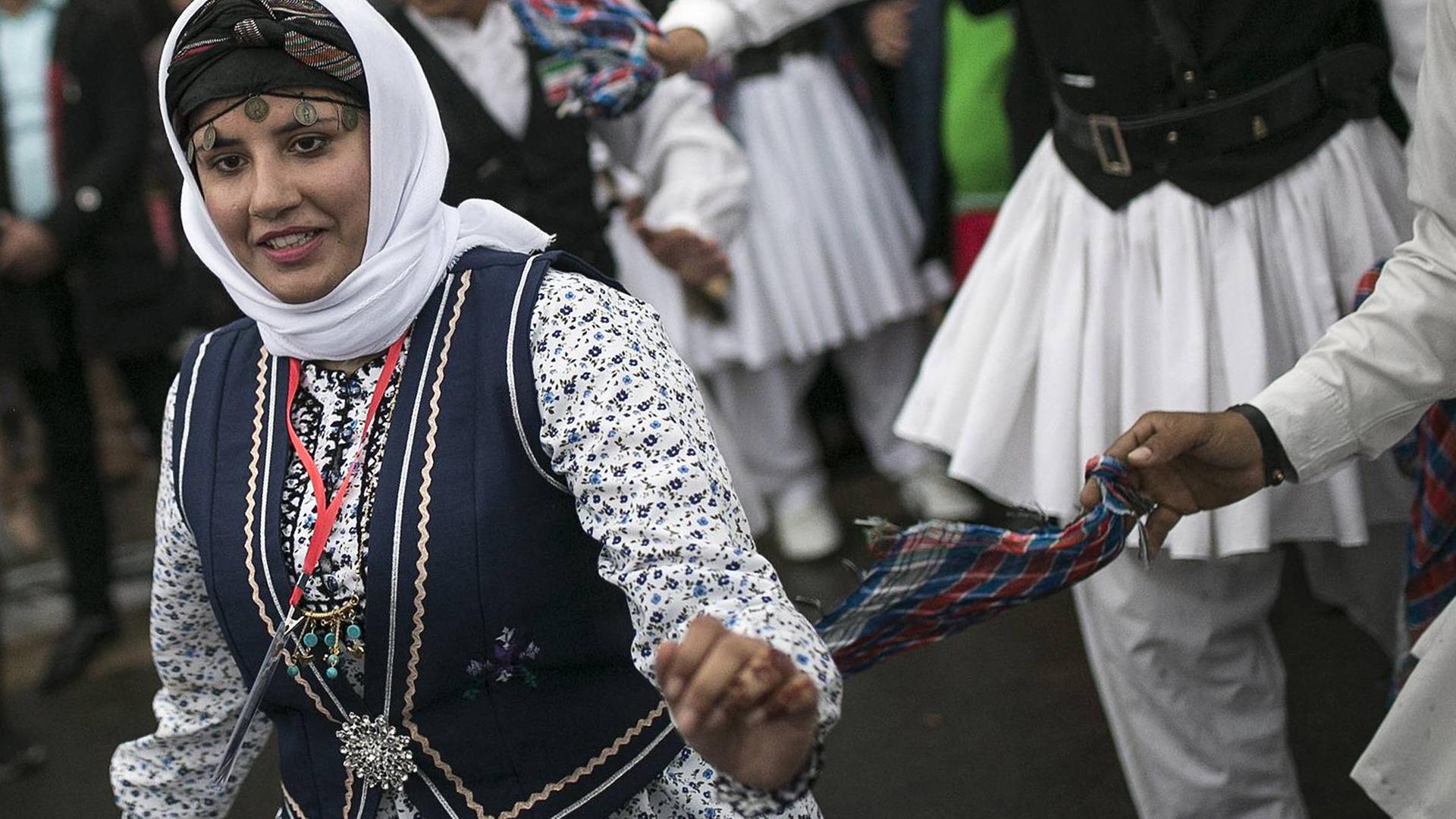 Frauen tanzen auf einer Veranstaltung in Teheran