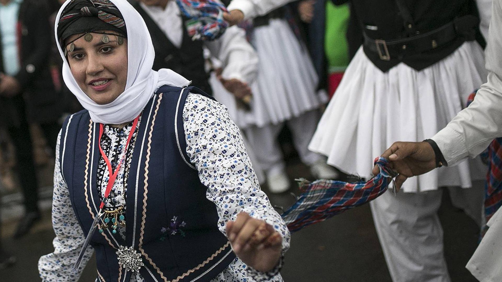 Frauen tanzen auf einer Veranstaltung in Teheran Frauen tanzen auf einer Veranstaltung in Teheran
