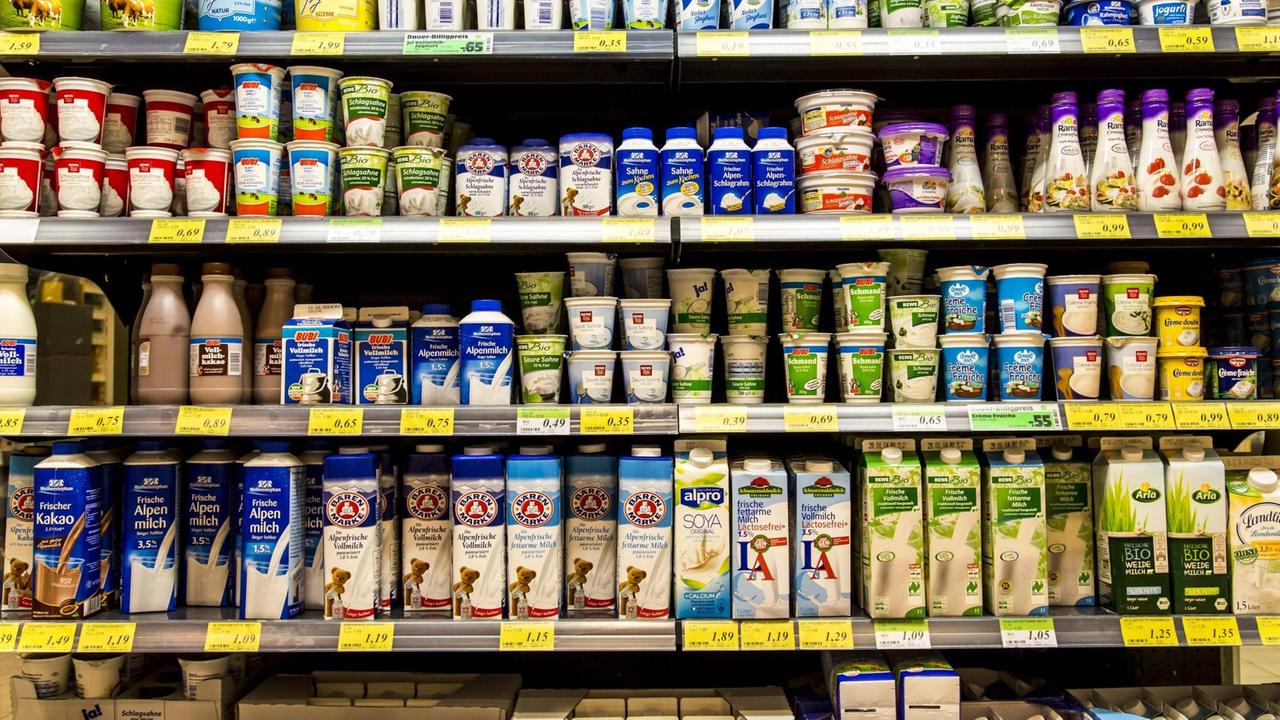 Milchprodukte in einem Supermarkt. Milchprodukte in einem Supermarkt.