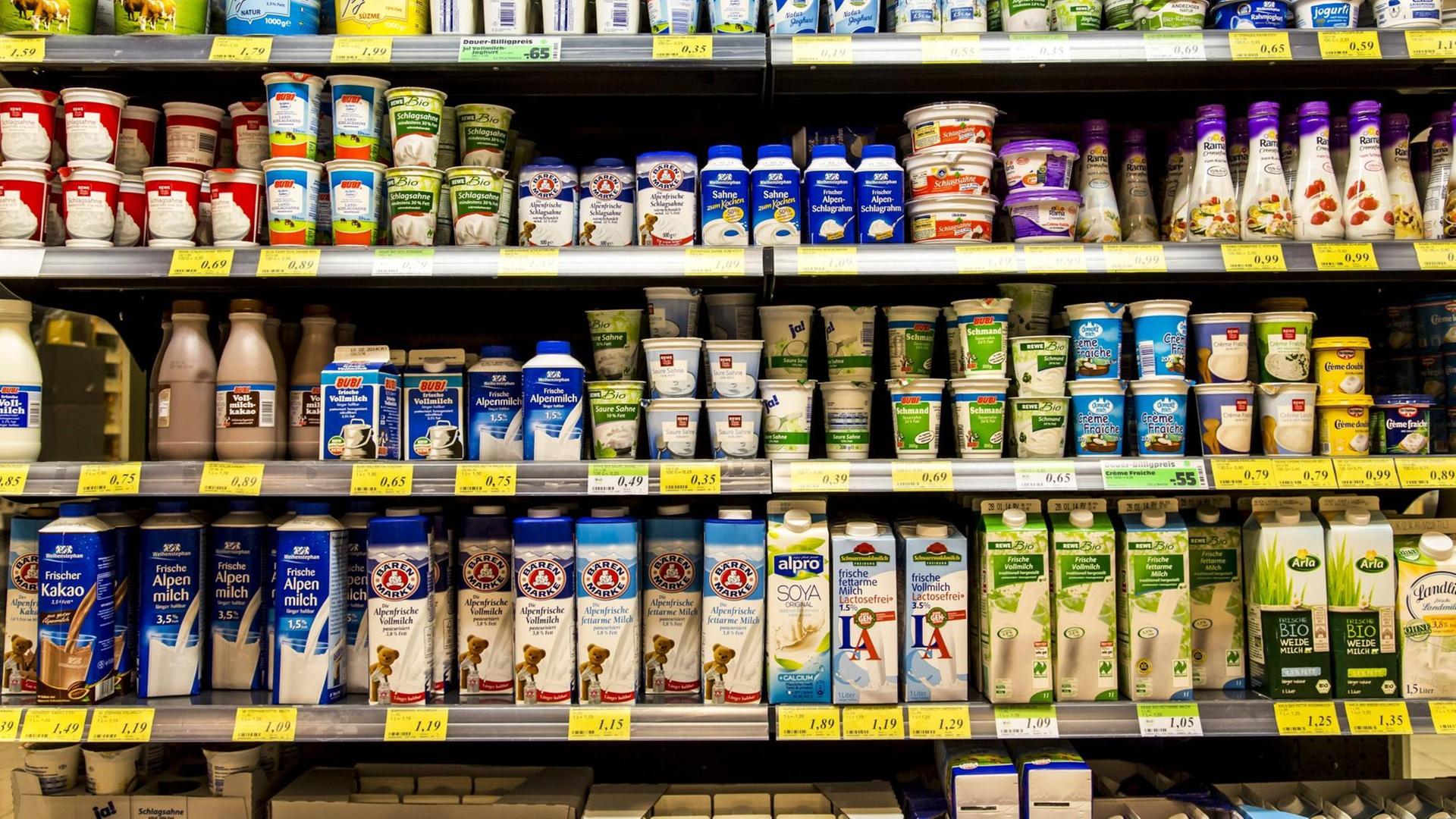 Milchprodukte in einem Supermarkt. Milchprodukte in einem Supermarkt.