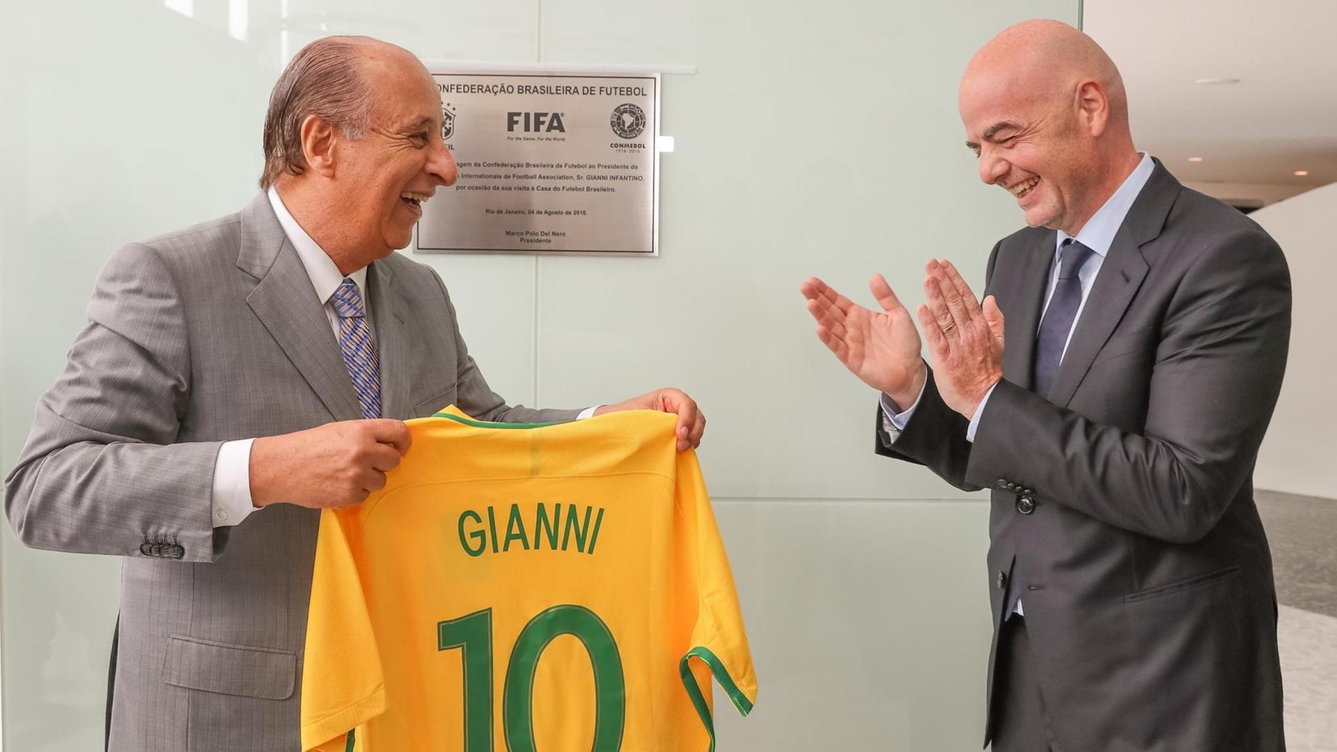 Brasiliens Verbandspräsident Del Nero überrascht FIFA-Präsidenten Infantino mit einem brasilianischen Trikot Brasiliens Verbandspräsident Del Nero überrascht FIFA-Präsidenten Infantino mit einem brasilianischen Trikot