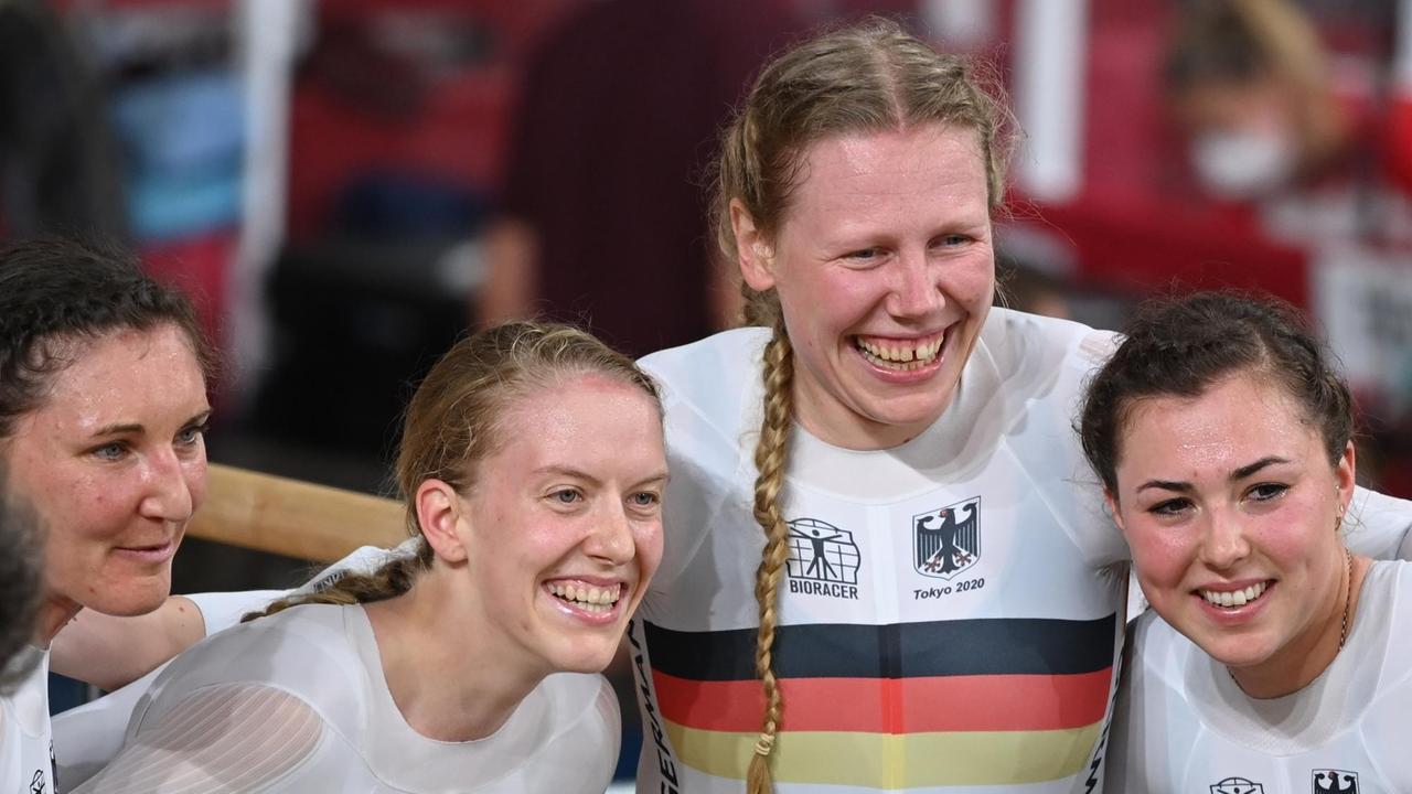 Nach dem Gold in der Mannschaftsverfolgung: Deutschlands Lisa Brennauer, Franziska Brauße, Mieke Kröger und Lisa Klein (l-r). Nach dem Gold in der Mannschaftsverfolgung: Deutschlands Lisa Brennauer, Franziska Brauße, Mieke Kröger und Lisa Klein (l-r).