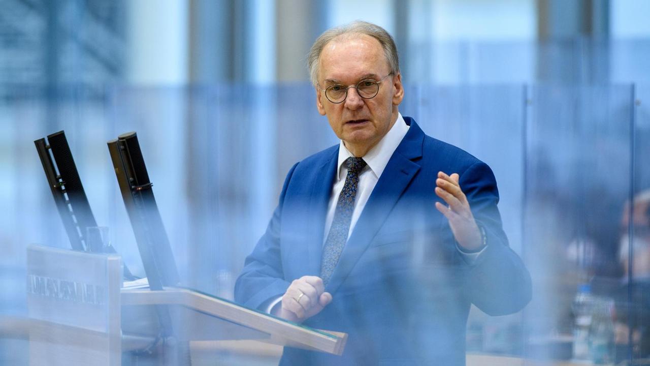 Reiner Haseloff (CDU), Ministerpräsident von Sachsen-Anhalt, steht im Plenarsaal am Rednerpult und spricht zu den Abgeordneten. Die Landtagssitzung begann mit der Regierungserklärung des Ministerpräsident zur Corona-Pandemie und den bevorstehenden massiven Einschränkungen des gesellschaftlichen Lebens. Reiner Haseloff (CDU), Ministerpräsident von Sachsen-Anhalt, steht im Plenarsaal am Rednerpult und spricht zu den Abgeordneten. Die Landtagssitzung begann mit der Regierungserklärung des Ministerpräsident zur Corona-Pandemie und den bevorstehenden massiven Einschränkungen des gesellschaftlichen Lebens.