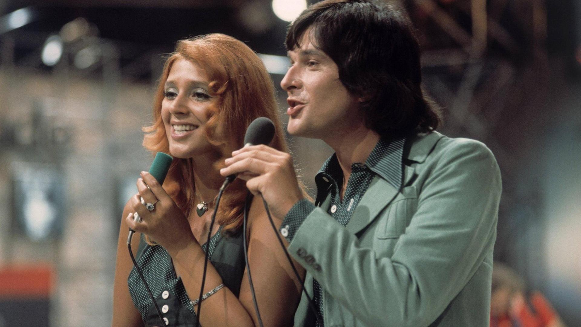 Das Gesangsduo Cindy und Bert bei deinem Auftritt in der Sendung Hitparade von 1975.