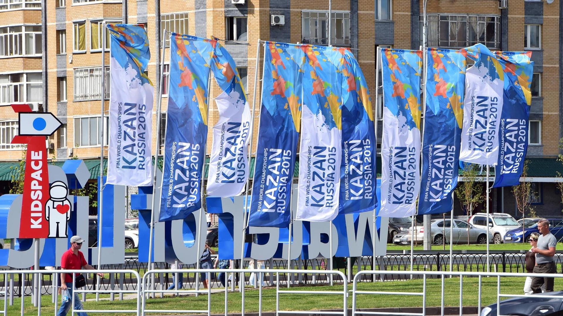 Fahnen mit dem Schriftzug "Kazan Russia 2015" wehen im Wind. Fahnen mit dem Schriftzug "Kazan Russia 2015" wehen im Wind.