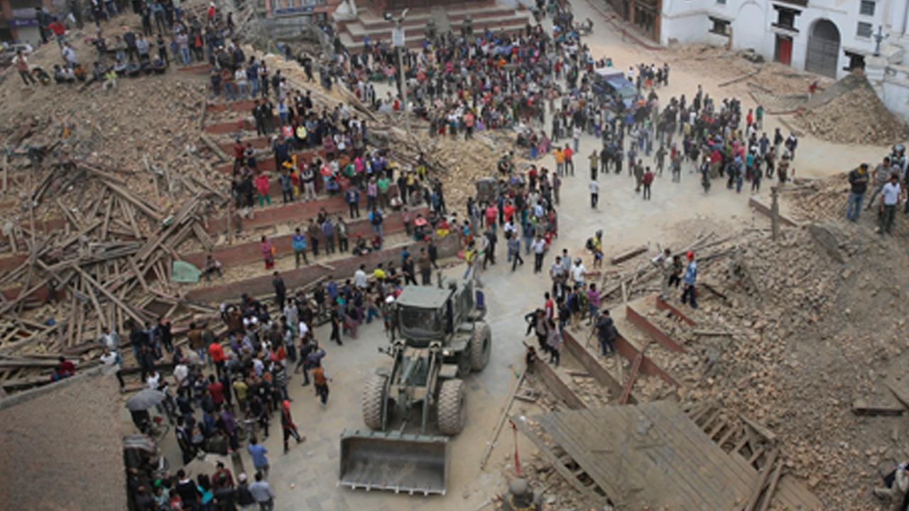 Menschen in Kathmandu suchen nach Überlebenden. Menschen in Kathmandu suchen nach Überlebenden.