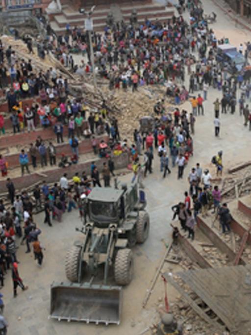 Menschen in Kathmandu suchen nach Überlebenden.