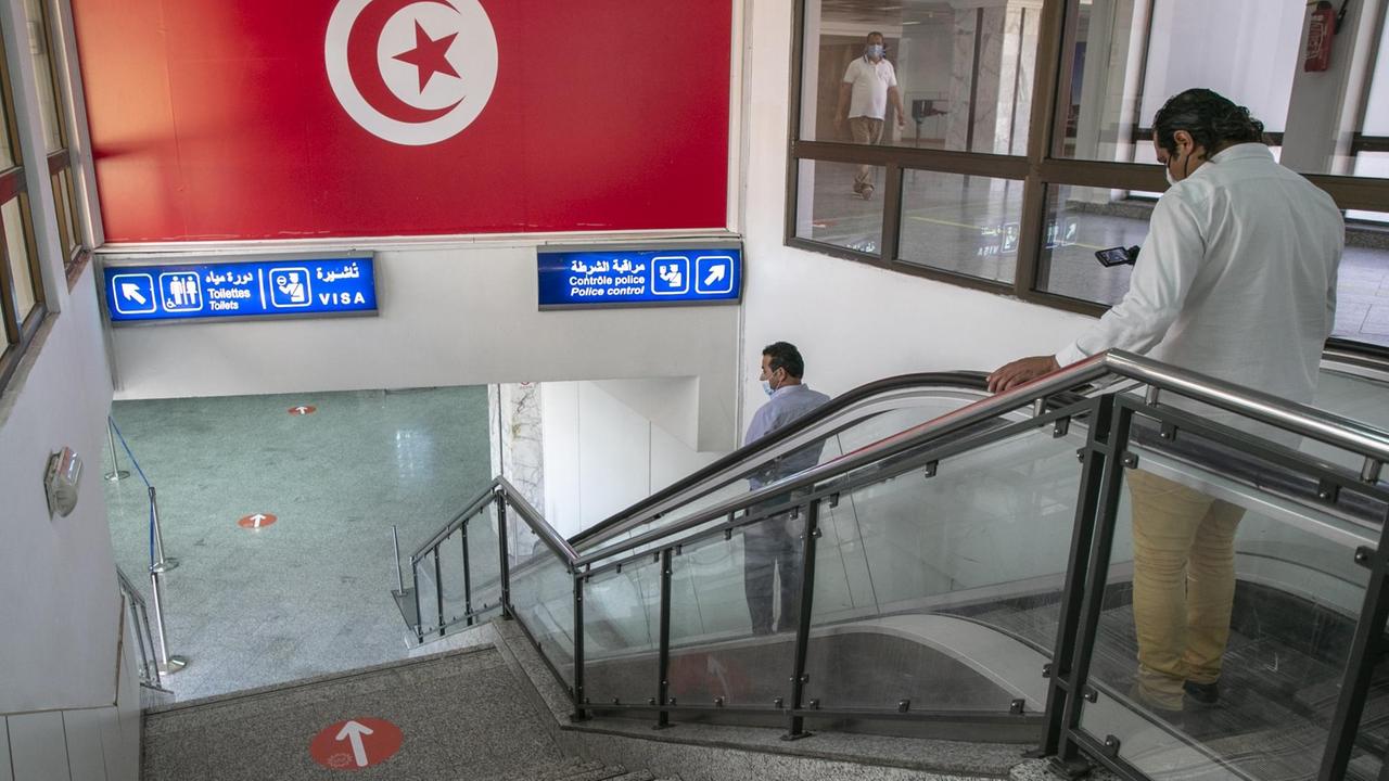 Die Vorbereitungen für die Wiedereröffnung des internationalen Flughafens werden im Rahmen des Normalisierungsprozesses am 2. Juni 2020 in Tunis, Tunesien, fortgesetzt. Die Vorbereitungen für die Wiedereröffnung des internationalen Flughafens werden im Rahmen des Normalisierungsprozesses am 2. Juni 2020 in Tunis, Tunesien, fortgesetzt.