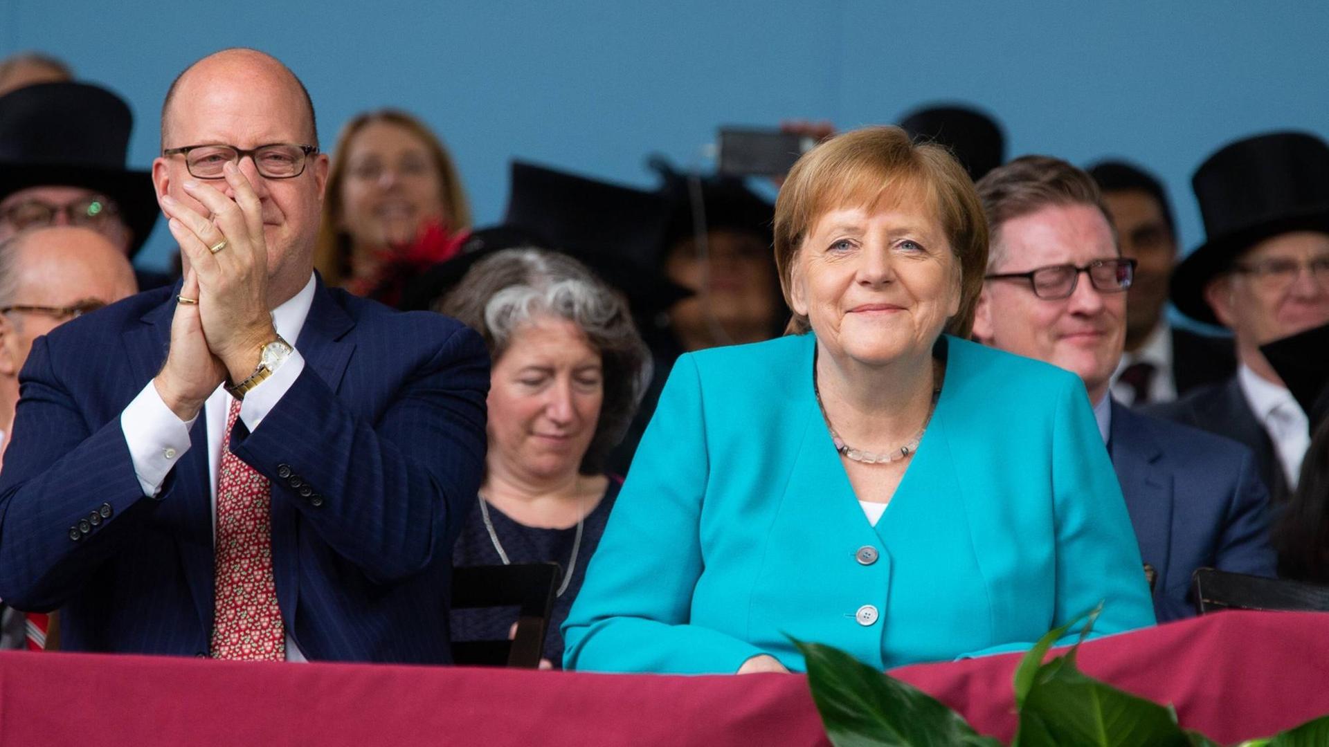 US-Eliteuniversität Harvard verleiht Angela Merkel die Ehrendoktorwürde: Zuschauer applaudieren Merkel vor ihrer Rede im Terecententary Theatre auf de mCampus.