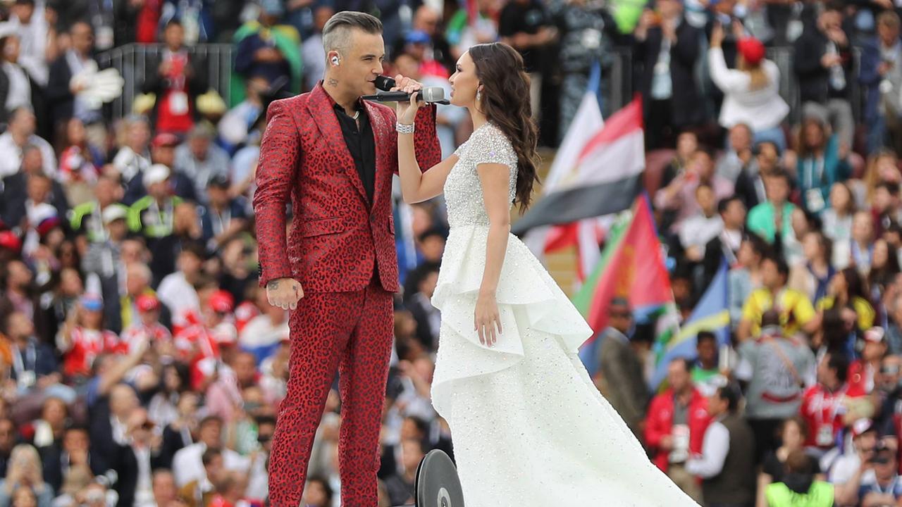 Sänger Robbie Williams und Sopranistin Aida Garafullina bei der Eröffnungsfeier der WM am 14.06.2018 in Moskau.