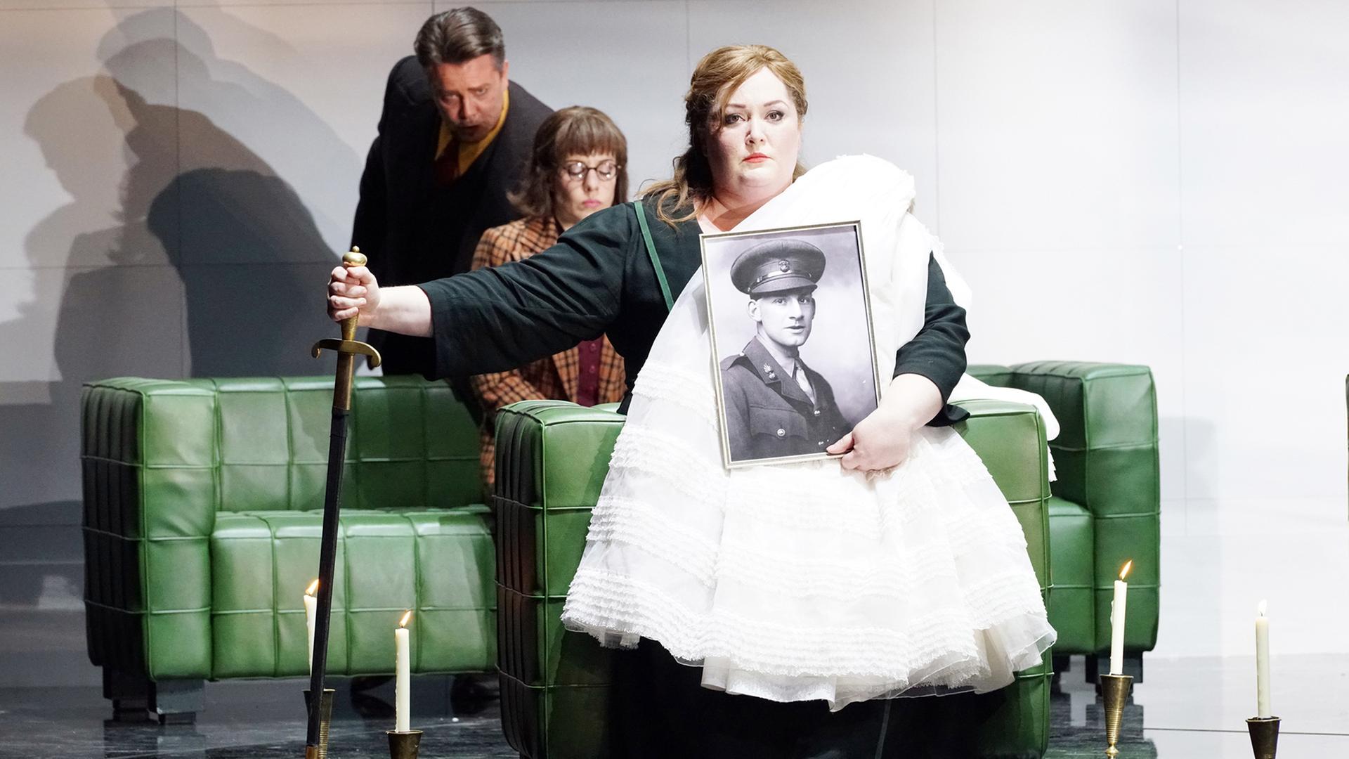 Erin Caves (Tristan), Katharine Tier (Brangäne), Heidi Melton (Isolde) in der Inszenierung von "Tristan und Isolde" am Staatstheater Karlsruhe, Regie: Christopher Alden Erin Caves (Tristan), Katharine Tier (Brangäne), Heidi Melton (Isolde) in der Inszenierung von "Tristan und Isolde" am Staatstheater Karlsruhe, Regie: Christopher Alden