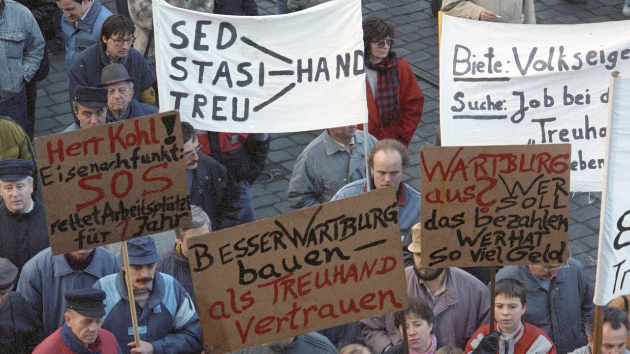 Arbeiter der Eisenacher Automobilwerke protestieren 1991 gegen die Treuhand. Auf einem ihrer Plakate steht: "Besser Wartburg bauen als Treuhand vertrauen". Arbeiter der Eisenacher Automobilwerke protestieren 1991 gegen die Treuhand. Auf einem ihrer Plakate steht: "Besser Wartburg bauen als Treuhand vertrauen".